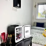 Cozy Private Room With Private Bathroom & Free Parking In Salford!