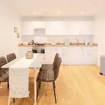 Warm 2 Bedroom Apartment 15 Min Walk To Etihad Stadium And City Center