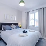 Sleeps 7, Stunning Home, Free Parking, Perfect For Groups, Long Term Disc