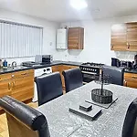 Rest&Recharge At A Quiet House Close To City Centre - Free Parking