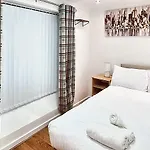 Rest&Recharge At A Quiet House Close To City Centre - Free Parking
