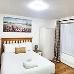 Rest&Recharge At A Quiet House Close To City Centre - Free Parking