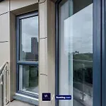 Modern 1 Bed Apartment With Balcony By Host A Home