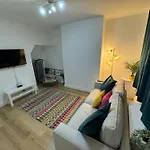 Levenshulme House - 2 Bedroom - Sleeps 6 - Free Parking & Wifi