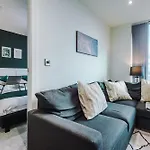 Modern 2 Bed Apartment In Manchester City Centre With Pool Table