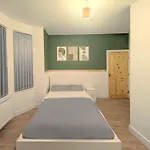 Cosy Double Bedroom With Attached Bathroom