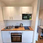 Lovely Salford Flat By City Superhost