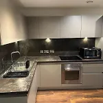 2 Bed Spacious Flat - Canal View