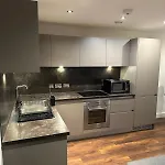 2 Bed Spacious Flat - Canal View