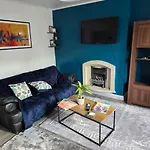 Cosy 3 Bed With Parking Near Piccadilly, Etihad Stadium And Coop Live Sleeps Up To 6