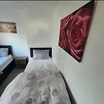 Cosy 3 Bed With Parking Near Piccadilly, Etihad Stadium And Coop Live Sleeps Up To 6