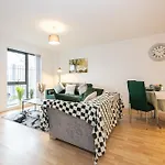 Manchester - Beautiful Serviced Apartment, Amazing Location, Close To Old Trafford, City Centre, Media City, Etihad, Coop Live, Ao Arena, Salford Quays, Sleeps Up To 6, With Free Private Car Parking