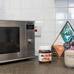 Manchester - Beautiful Serviced Apartment, Amazing Location, Close To Old Trafford, City Centre, Media City, Etihad, Coop Live, Ao Arena, Salford Quays, Sleeps Up To 6, With Free Private Car Parking