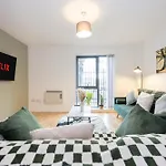 Manchester - Beautiful Serviced Apartment, Amazing Location, Close To Old Trafford, City Centre, Media City, Etihad, Coop Live, Ao Arena, Salford Quays, Sleeps Up To 6, With Free Private Car Parking