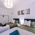 Spacious Deansgate Apartment, Free Park, Sleeps 8