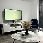 Morden 2 Bed Flat - Old Trafford