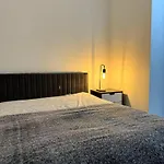 Morden 2 Bed Flat - Old Trafford
