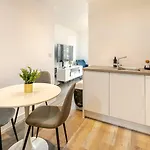 Morden 2 Bed Flat - Old Trafford