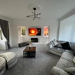 Manchester City Oasis - Spacious 5 Bedroom House