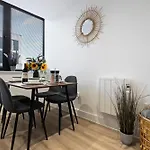 Modern Flat In Manchester By 53 Degrees Property, Ideal For Couples, 2 Bedrooms!