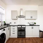 Stylish Modern Manchester Home - Perfect For Work, Leisure & Stadium Visits With Parking