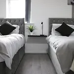 3 Bedroom House Close To City Centre Free Parking