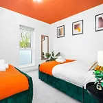 2 Bed House With Garden - Sleeps 7 - Salford - Manchester - Free Parking - 3 Double Beds & 1 Single - Free Netflix & Fast Wifi - 6 Min To City Centre, Close To Trafford Centre, Etihad Stadium, Manchester Arena, Clubs & More