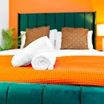 2 Bed House With Garden - Sleeps 7 - Salford - Manchester - Free Parking - 3 Double Beds & 1 Single - Free Netflix & Fast Wifi - 6 Min To City Centre, Close To Trafford Centre, Etihad Stadium, Manchester Arena, Clubs & More