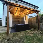 3 Bed House Etihad Stadium, Coop Live Private Parking With Optional Hot Tub