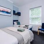 Modern 3-Bed House In Manchester, Ideal For Long Stays, Free Parking, City Centre - Sleeps Upto 8 People
