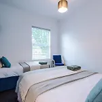 Modern 3-Bed House In Manchester, Ideal For Long Stays, Free Parking, City Centre - Sleeps Upto 8 People
