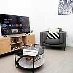 Apartment-Sleeps4-Streetparking-Balcony-Duplex