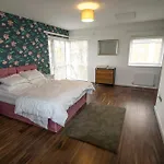 Stylish 4 Bedroom House, Sleeps 7, Free Parking & Wi-Fi