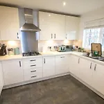 Stylish 4 Bedroom House, Sleeps 7, Free Parking & Wi-Fi