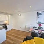 Free Parking: Old Trafford Apartment