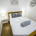 Modern Luxury 2 Bed Apartment, Sleeps 5