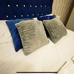 Modern Luxury 2 Bed Apartment, Sleeps 5