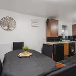 Coop Arena & Etihad - Free Parking - Pool Table