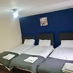 Amila House Manchester, Modern, Spacious, Sleeps 9 With Parking