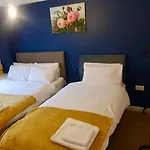 Amila House Manchester, Modern, Spacious, Sleeps 9 With Parking