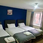 Amila House Manchester, Modern, Spacious, Sleeps 9 With Parking