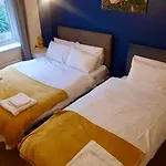 Amila House Manchester, Modern, Spacious, Sleeps 9 With Parking