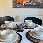 Tropical Sun Homes - Beautiful Spacious 3 Bed Home In A Serene Environment With Free Parking For 2 Cars