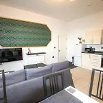Ideal For Groups - Lovely 2 Bedroom Apartment - Free Parking, Transit Links, Close To Stadiums