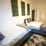 Cozy And Charming - 1 Bedroom Apartment - Free Parking, Transit Links, Close To Stadiums