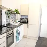 Cozy And Charming - 1 Bedroom Apartment - Free Parking, Transit Links, Close To Stadiums