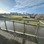 Adelphi Wharf Apartments By Beehosting