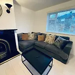 Contractor House - South Manchester - 4 Beds - 3 Bedroom - Large Parking