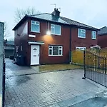 Contractor House - South Manchester - 4 Beds - 3 Bedroom - Large Parking