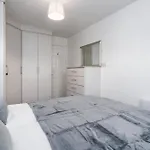 Cozy 2 Bed Apartment - Unlimited Wi-Fi - Free Parking - Sleeps 6 - By Old Trafford